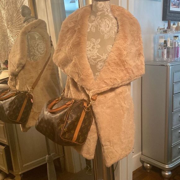 Impeccable Pig Furry Vest - Picture 3 of 7